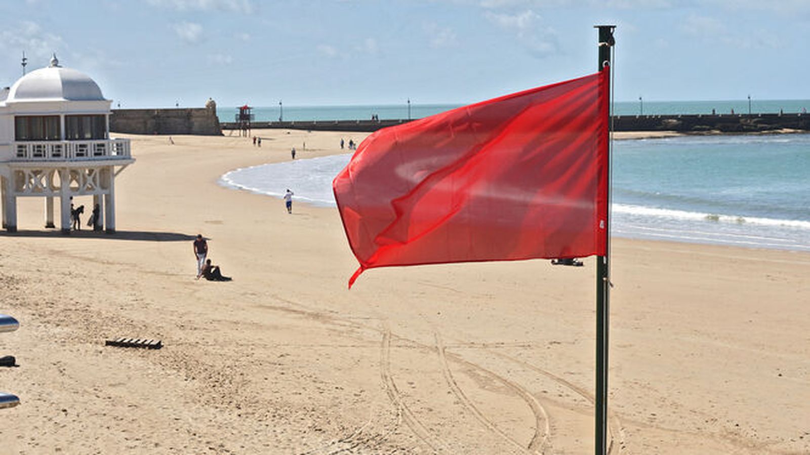 Bandera roja en la playa de La Caleta de Cádiz, en una imagen de archivo
