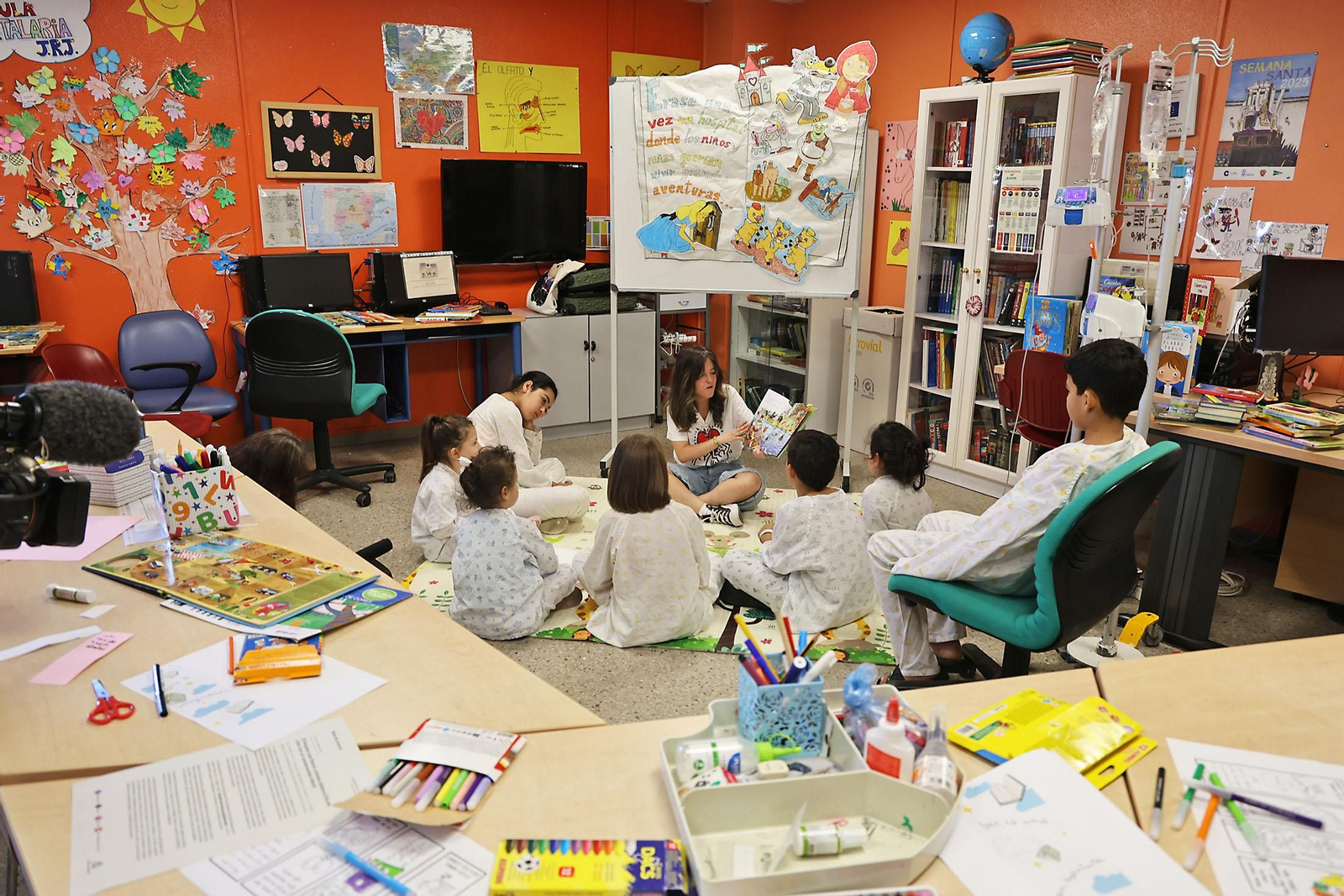 Imágenes de la celebración del Día del Libro en el aula de Pediatría del Hospital Juan Ramón Jiménez