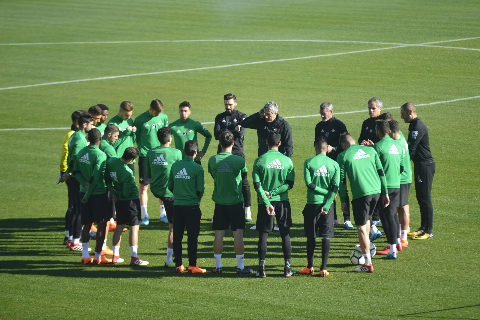 Setién, reunido con sus jugadores.