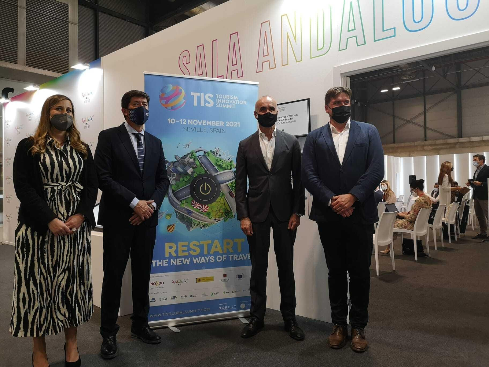Silvia Avilés, directora del TIS, y Edgar Weggelaar, director del congreso, posan tras la presentación con Juan Marín y Antonio Muñoz.