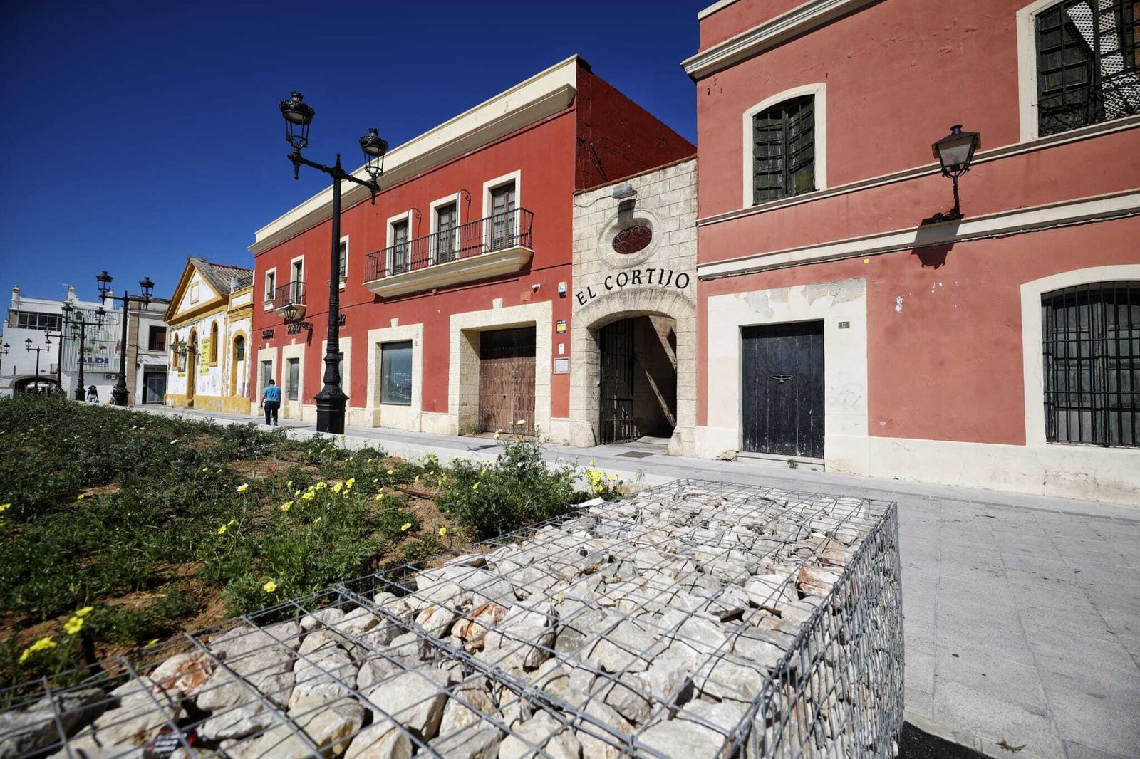 Bodegas El Cortijo, en Pozos Dulces, donde se trasladarán los juzgados, una vez concluida la obra para recuperar esta entrada a El Puerto.