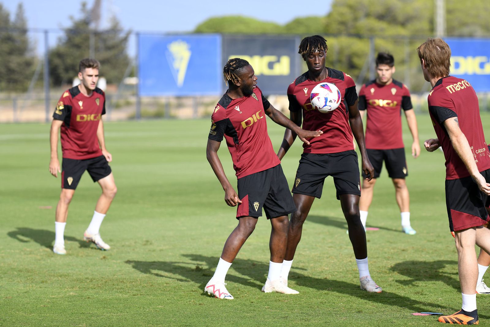 Rominigue Kouamé, en la imagen junto a Momo Mbaye, es uno de los últimos refuerzos.