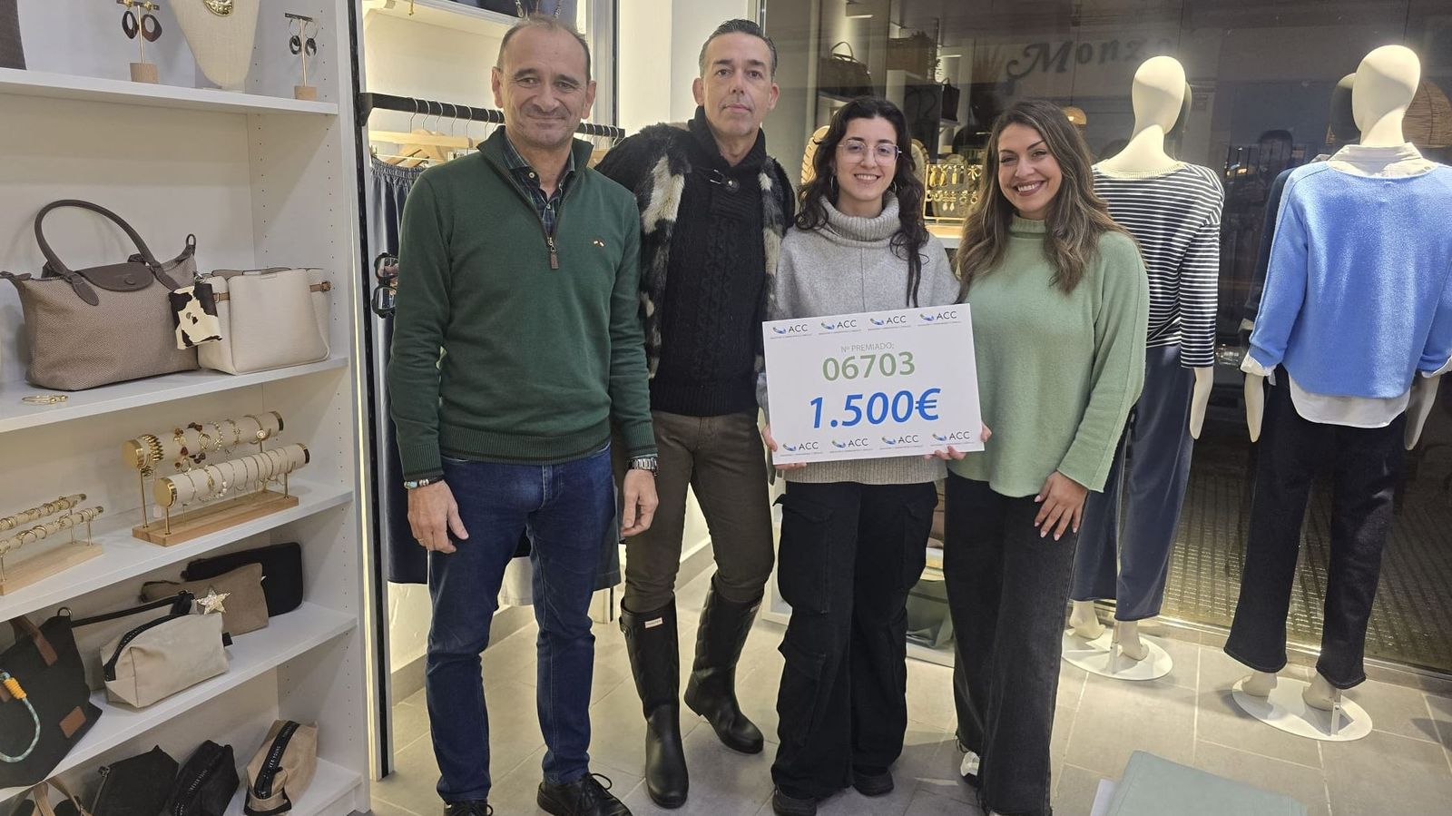 La ganadora y responsables municipales y de la asociación, con la propietaria de 'My Charlotte Woman', Vanesa Blanco.