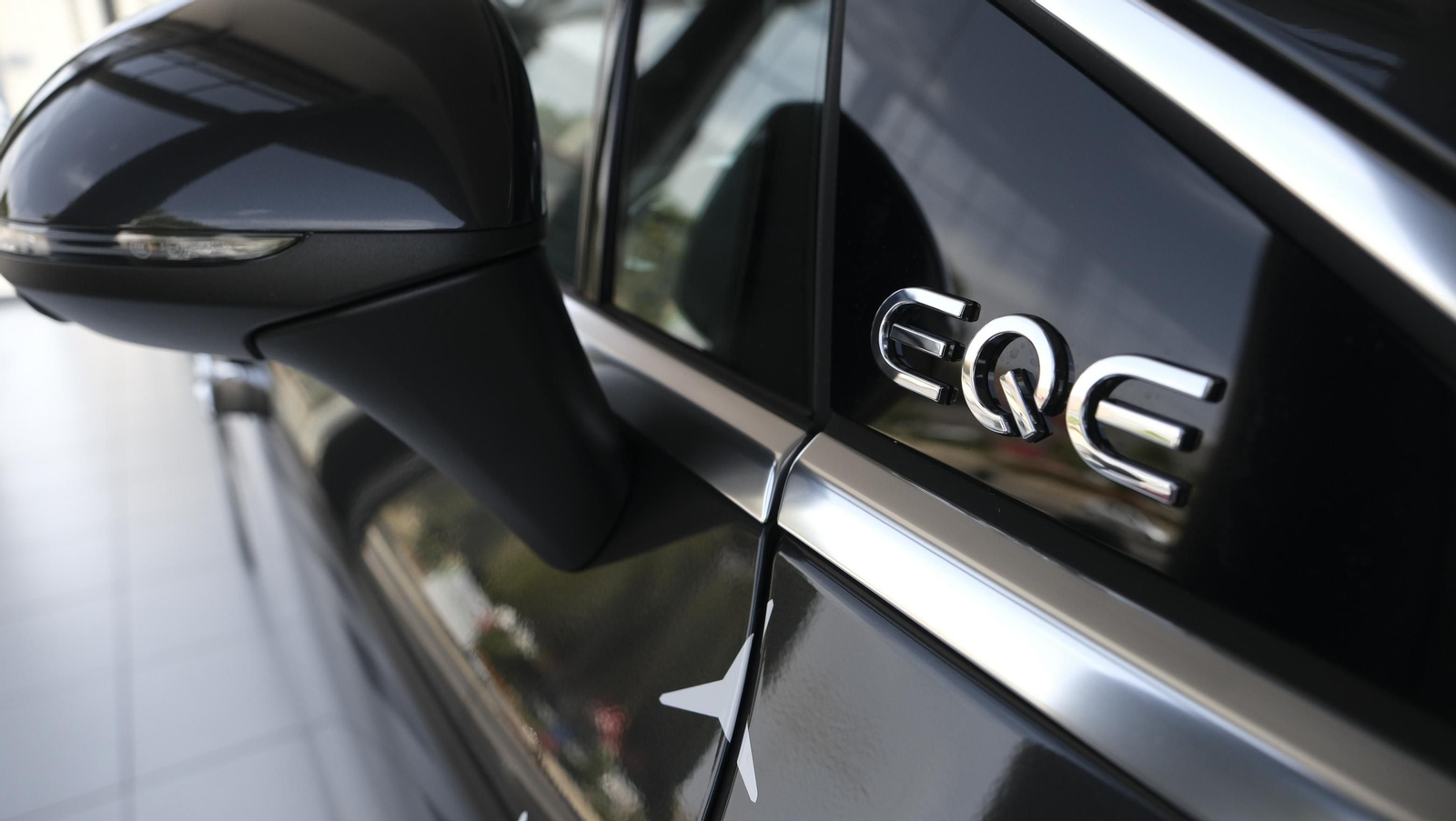 Imágenes de la presentación del Mercedes EQE en el concesionario Saveres, de Huércal de Almería