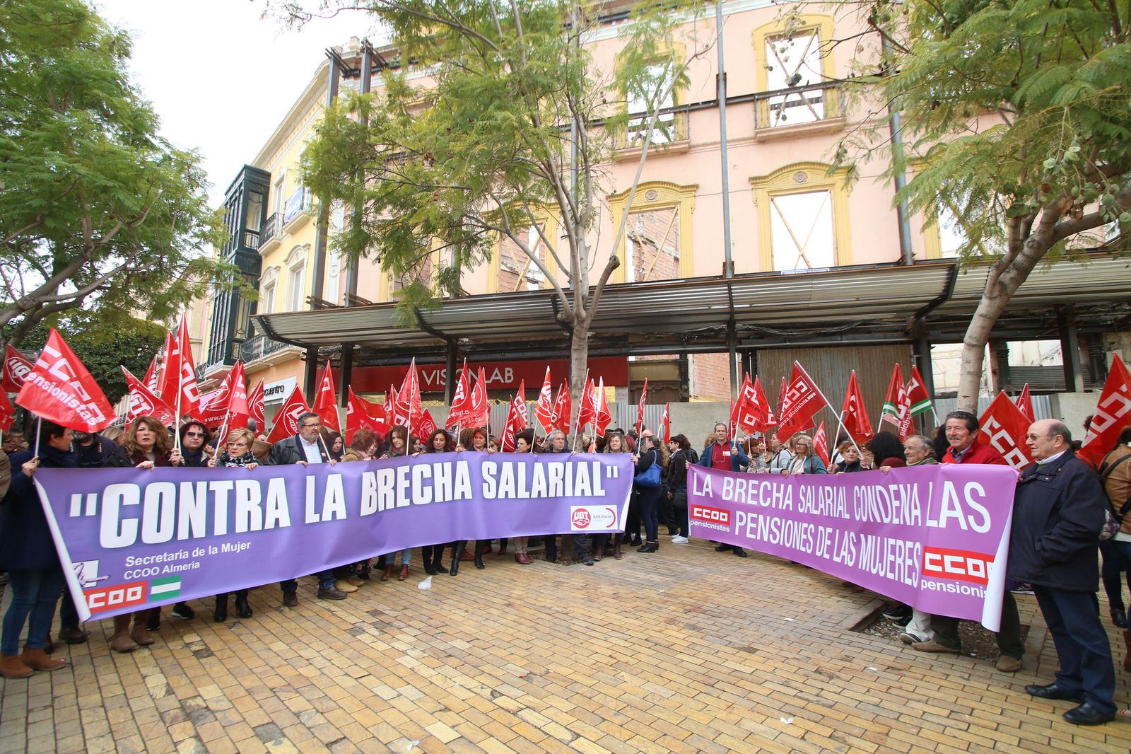 Los sindicatos UGT y CCOO se concentraron ayer en la Puerta Purchena contra la diferencia salarial.