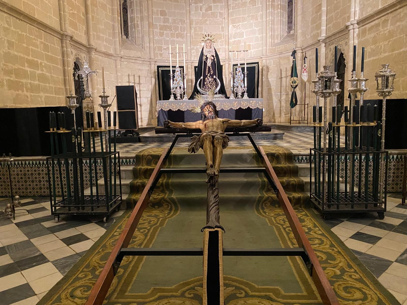 La imagen del Santísimo Cristo de la Esperanza, en el portacruz en el que realizará la peregrinación a San Juan Grande.