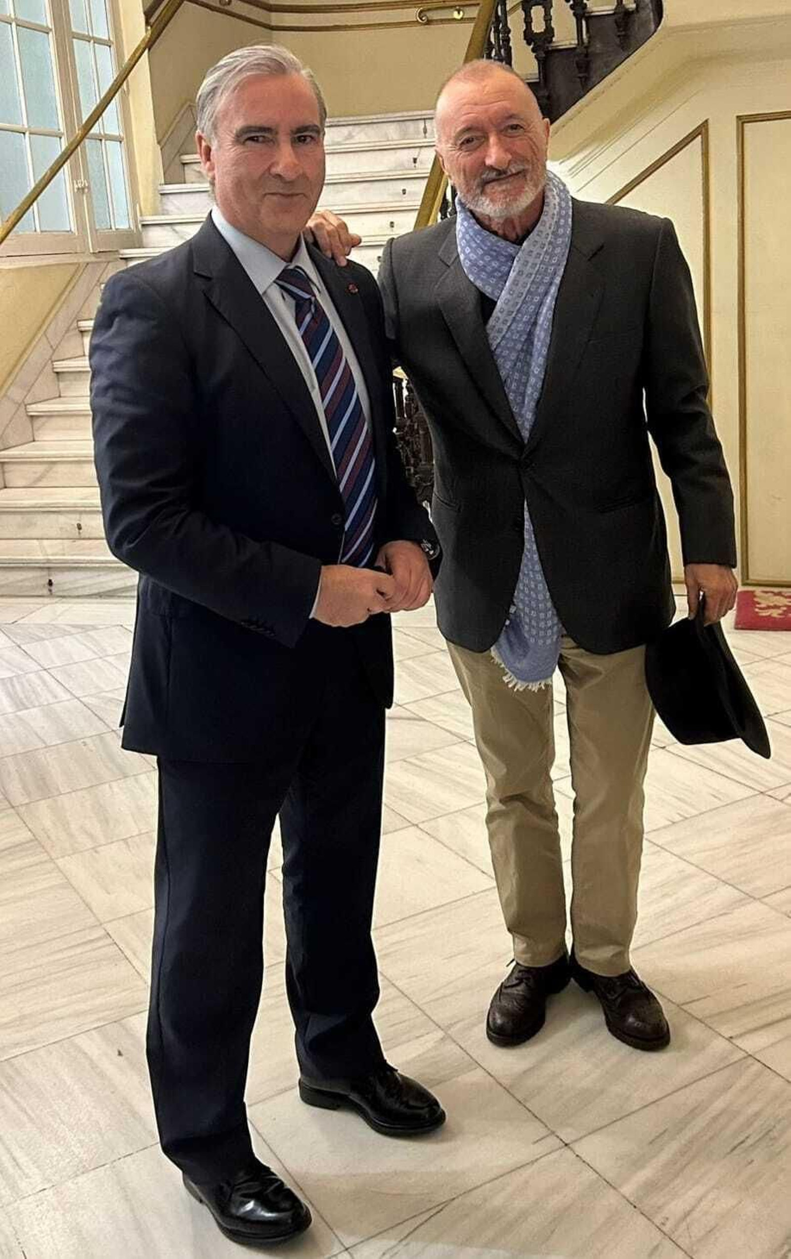 Alfonso Escuadra y Arturo Pérez-Reverte.