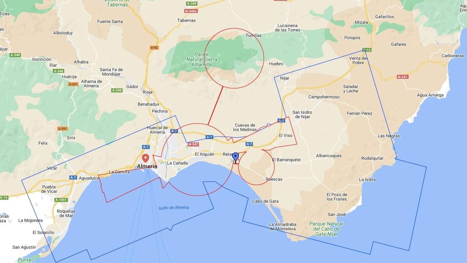 En rojo la zona de servidumbre de aeropuerto y radioeléctricas y en azul la de operación