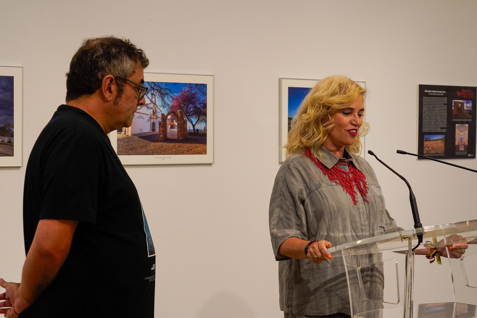 Imágenes de la inauguración de la exposición 'Ermitas de repoblación en la Sierra de Huelva' por La diputada de Cultura, Gracia Baquero, y el autor de la exposición, Jorge Garrido.