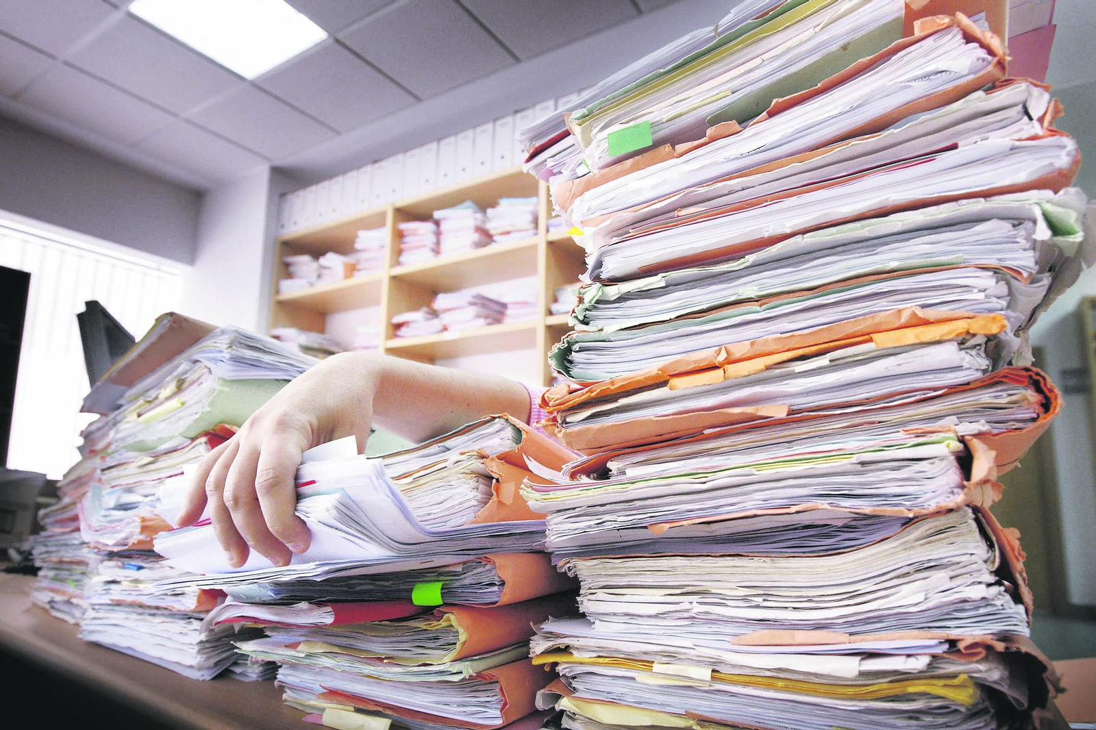 Archivos de papel apilados en las mesas de juzgados