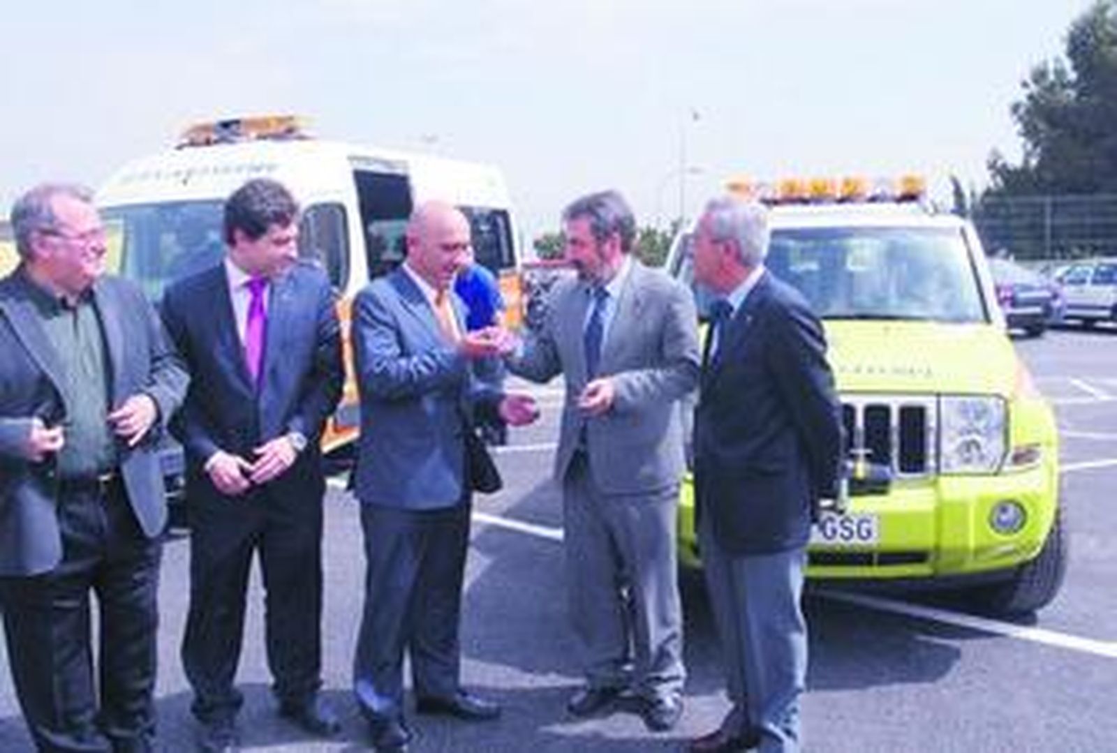 Dirigentes políticos locales y provinciales, ante los nuevos vehículos de Protección Civil.