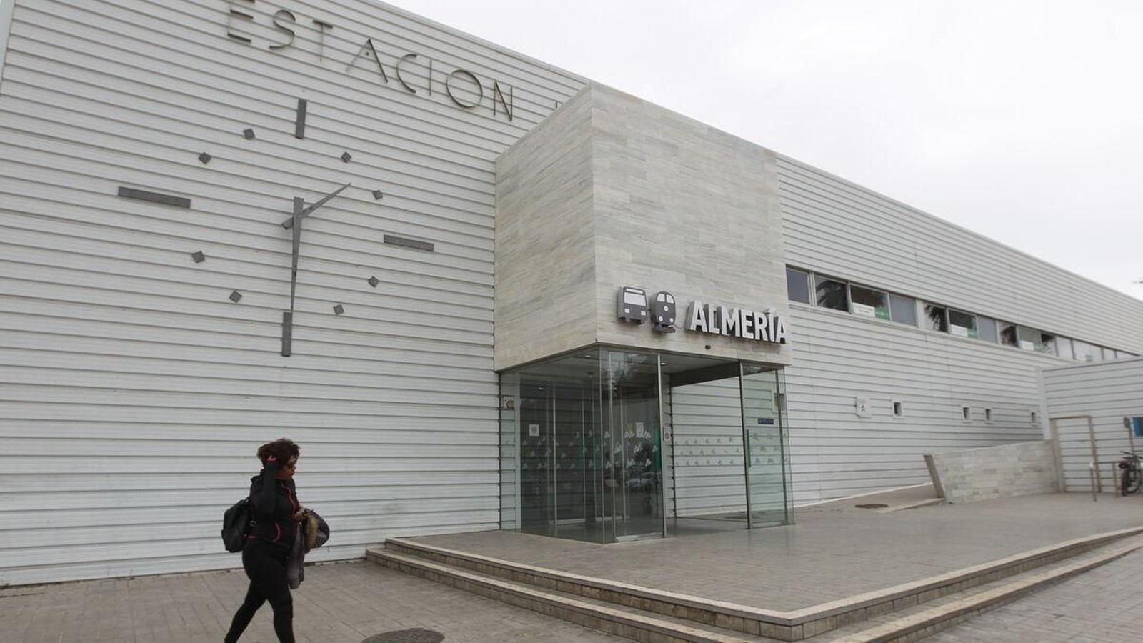 Nuevos horarios de las líneas regulares de viajeros de San José y la Isleta con la capital