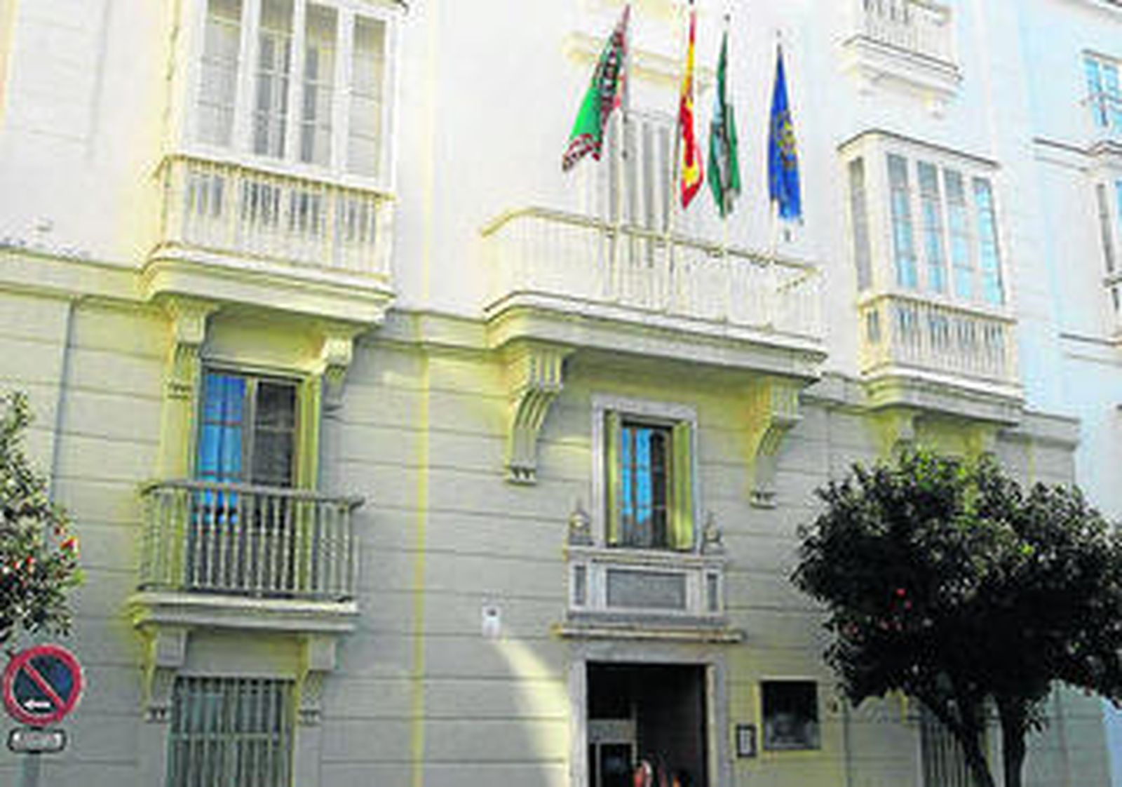 Fachada del edificio de la UNED, en la plaza de San Antonio.