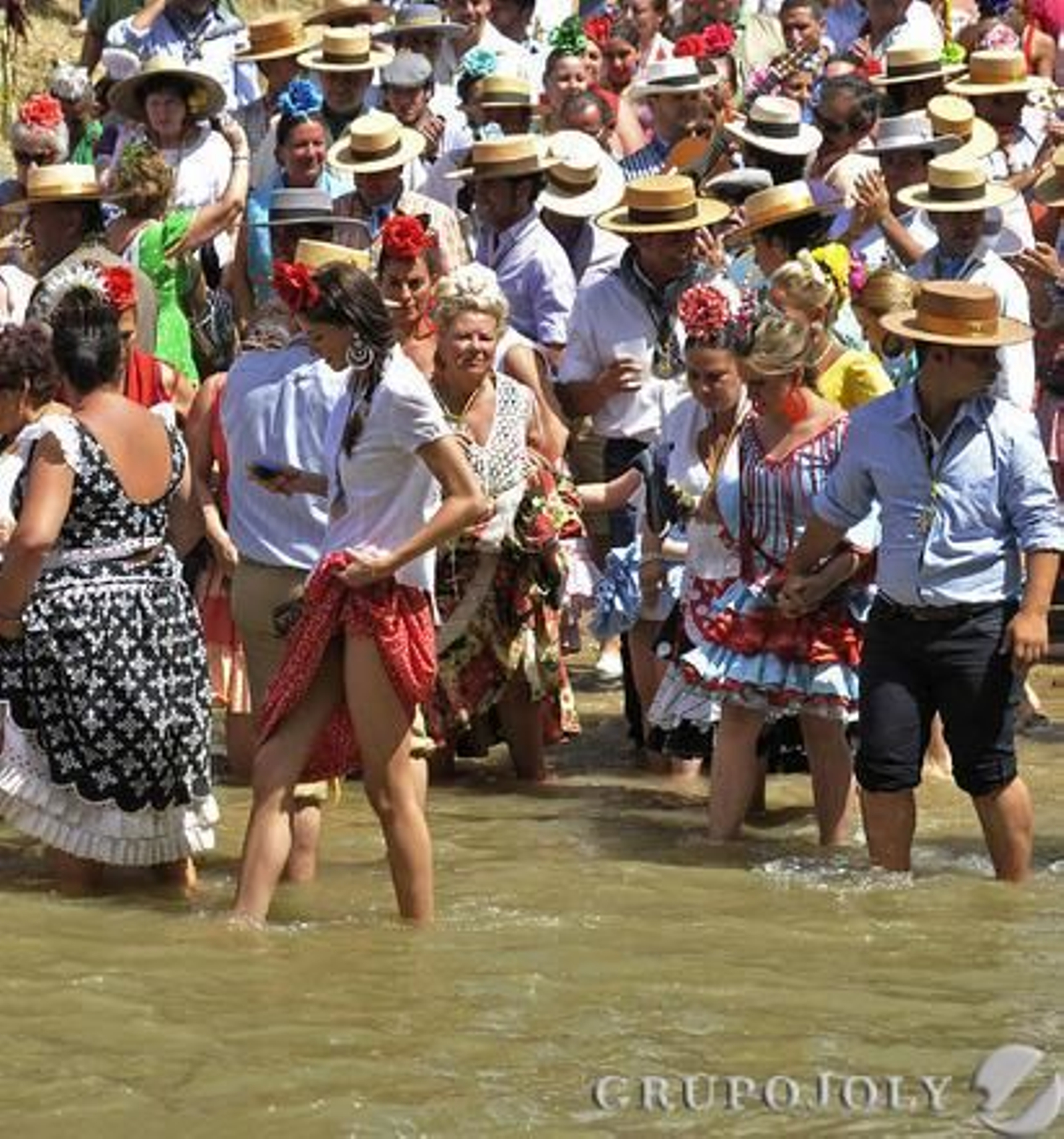 Los romeros macarenos a su paso por el Quema camino del Rocío.

Foto: Juan Carlos Vázquez