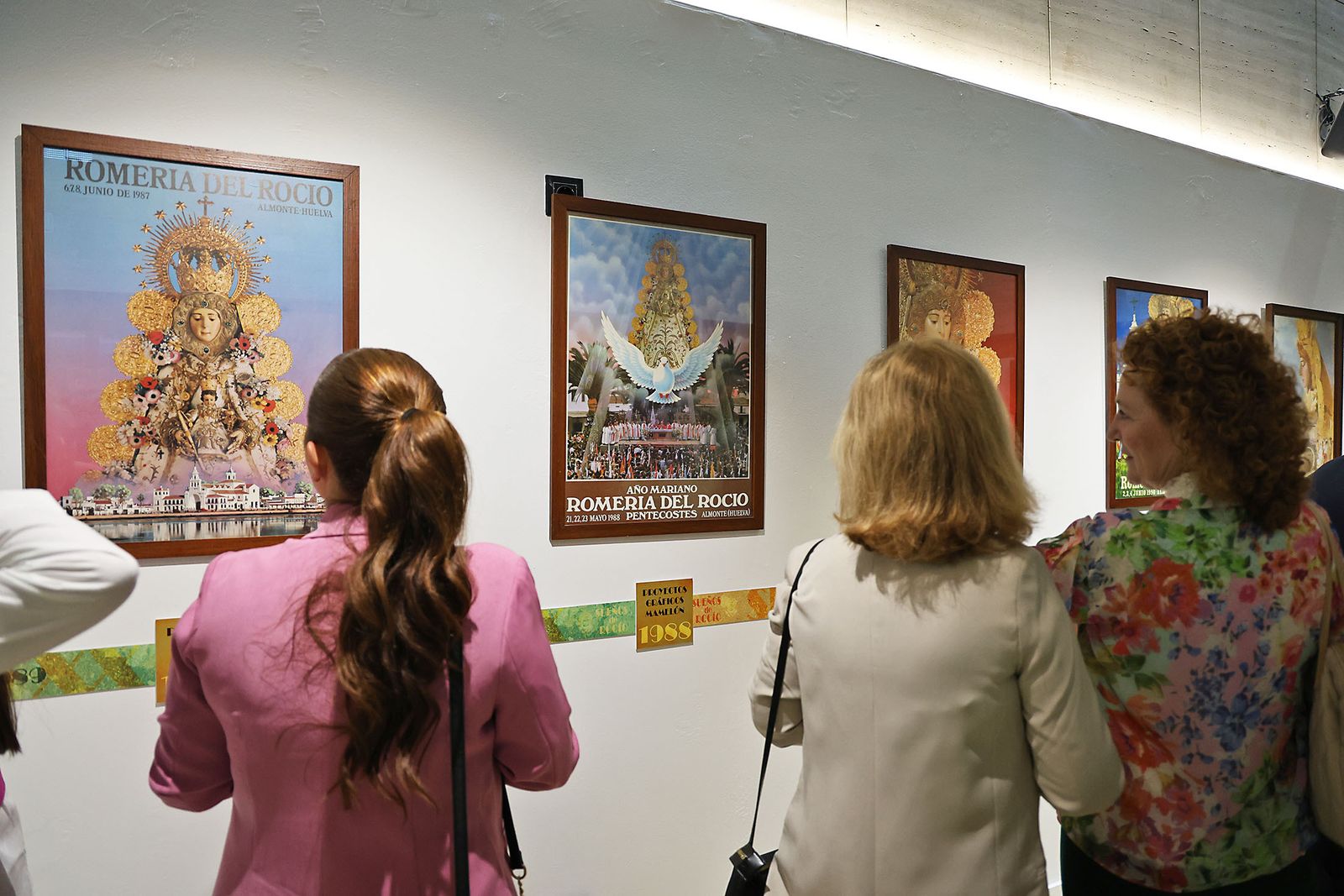 Imágenes de la inauguración de la exposición 'Sueños de Rocío. Carteles de Romería'.