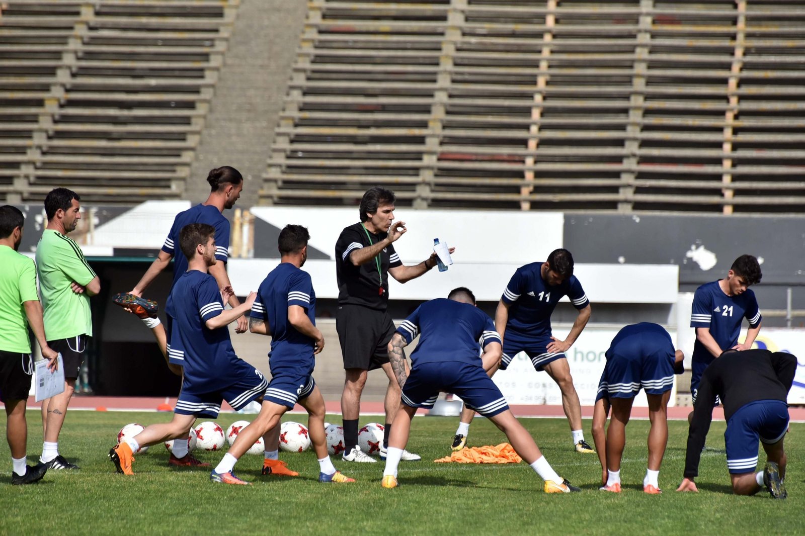 El nuevo técnico balono, en acción en su primer entrenamiento.