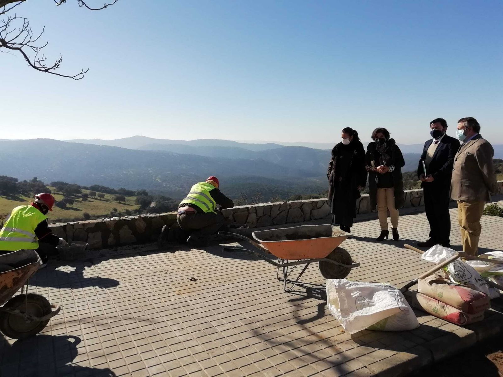 Visita de las autoridades a una de las obras del PFEA en Cumbres de San Bartolomé.