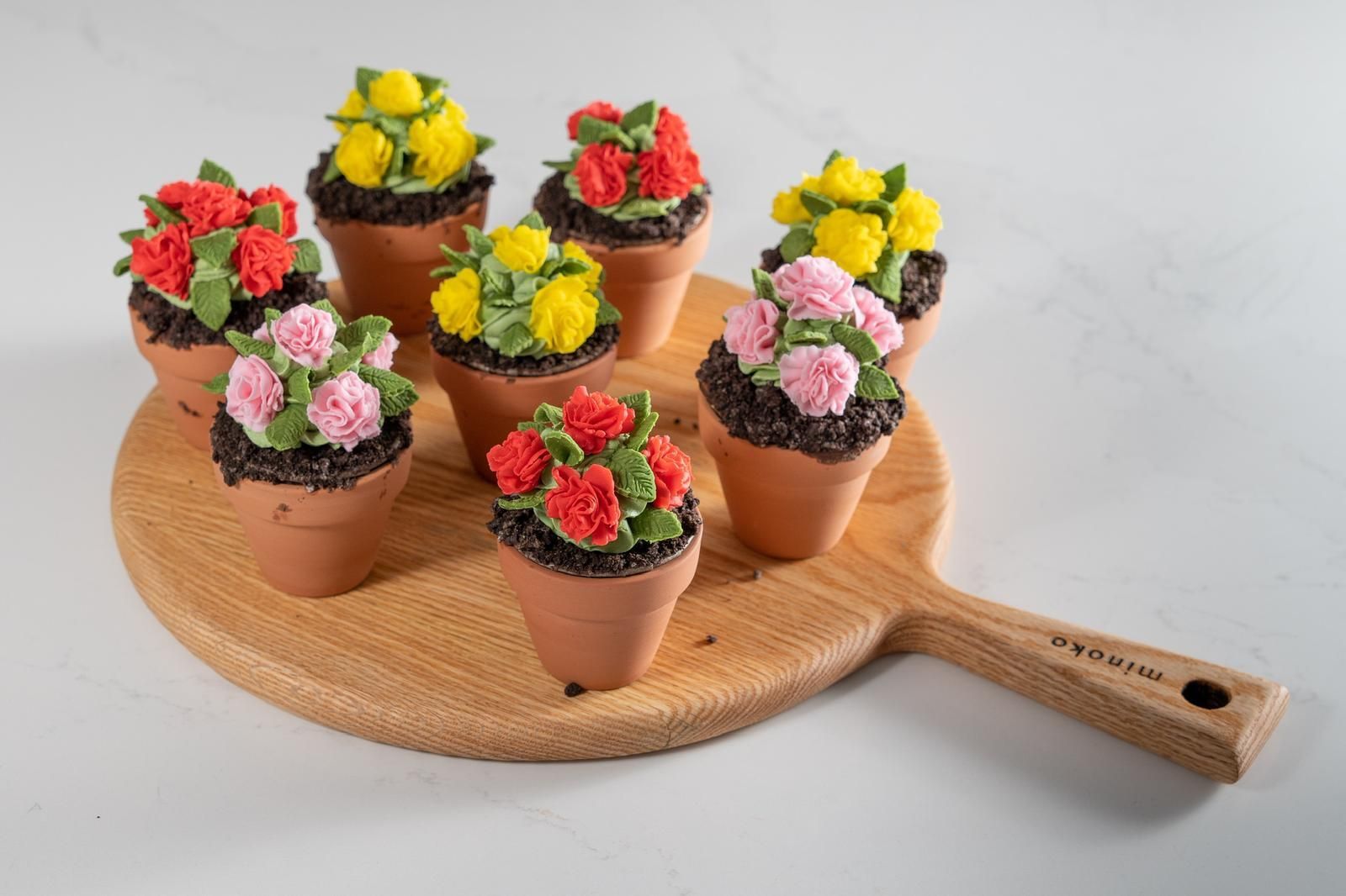 Alegoría a los Patios de Córdoba, cupcake de azahar con centro de naranja, tierra de oreo y ganache de chocolate blanco al azahar