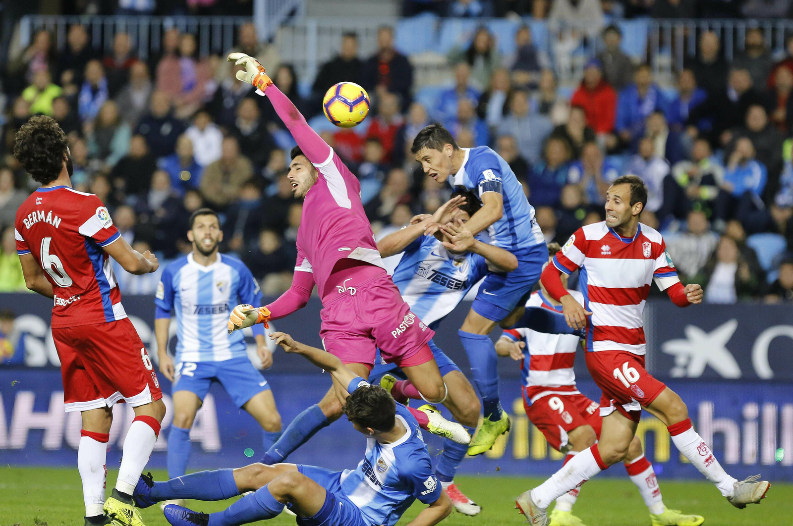 Una imagen del Málaga CF-Granada de la primera vuelta.