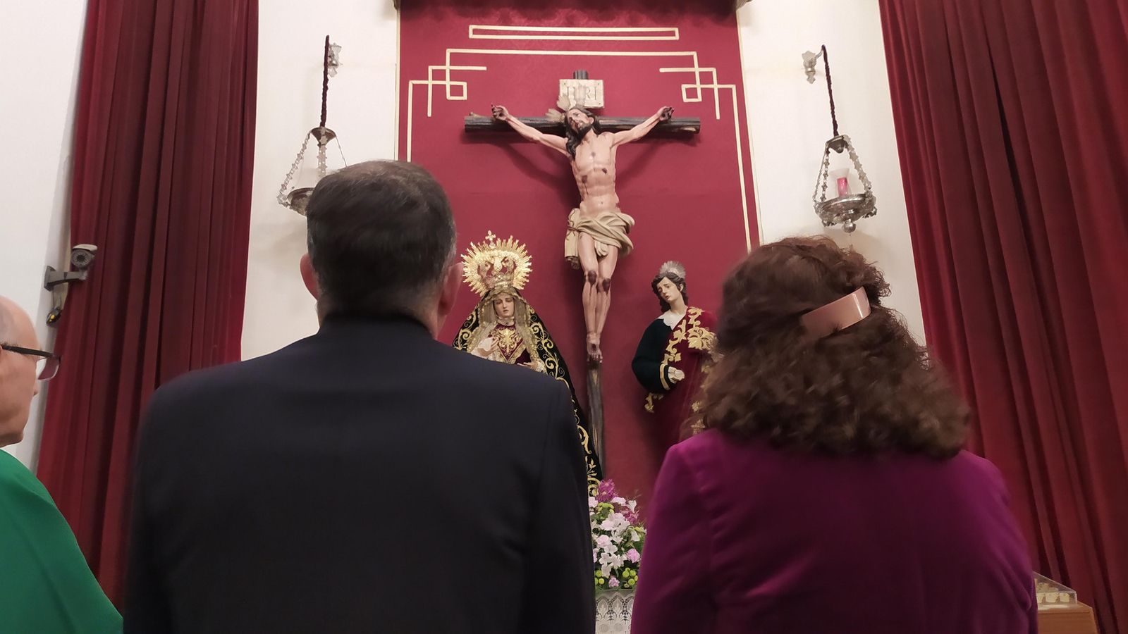 Cantando la 'Salve Marinera' ante los titulares de la hermandad tras encender la luz del 'Elcano'.