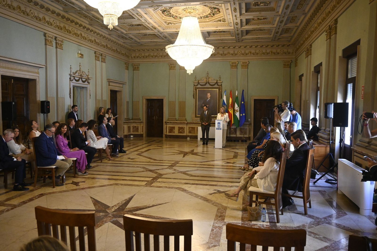 Visita de Juanma Moreno al Ayuntamiento de Huelva, en Imágenes