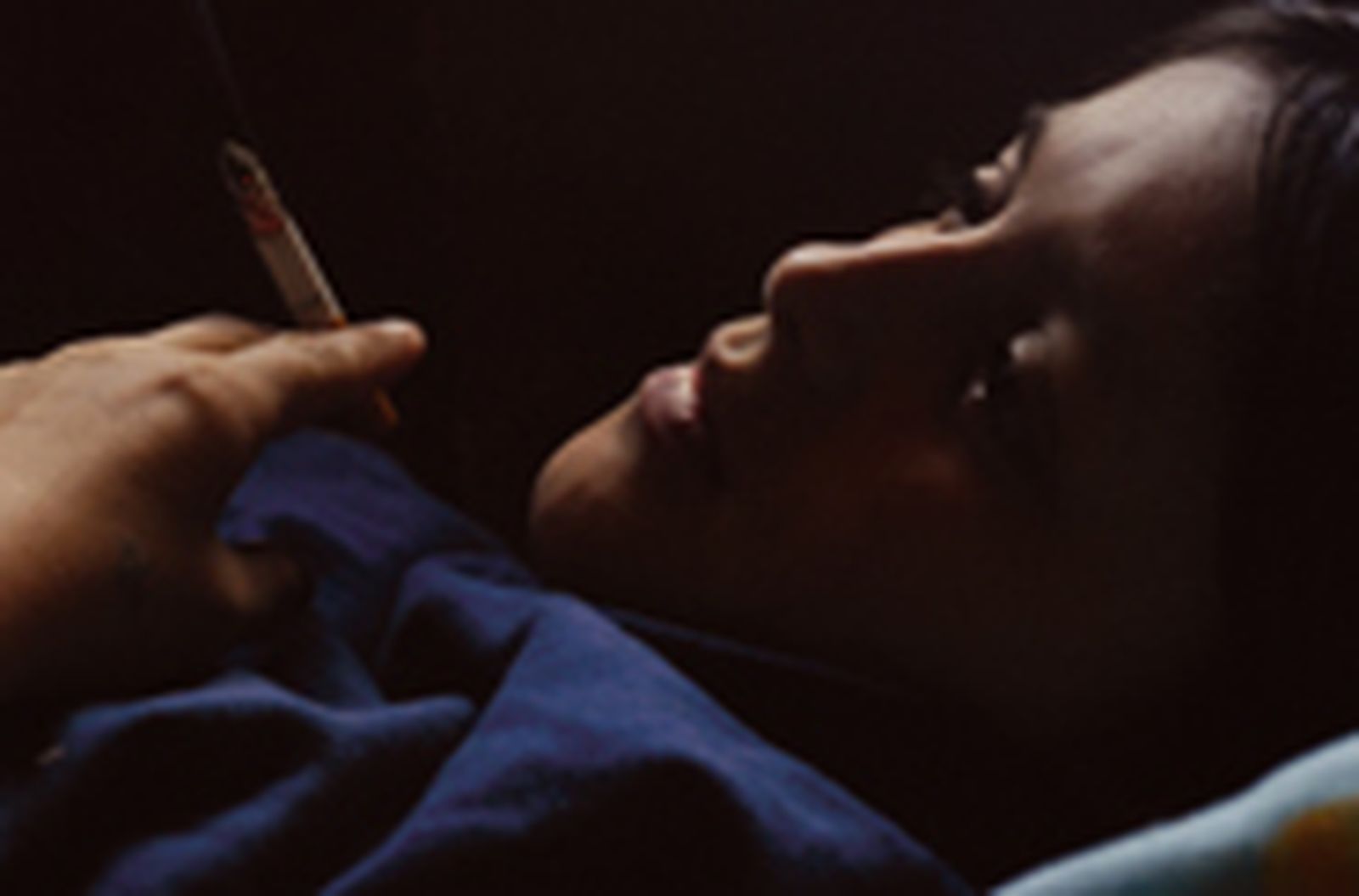 Dulce espera

Una joven se casa con un recluso, en el lejano sur austral. Un recorrido sensible y pausado por las expectativas de ambos, en el que progresivamente emerge un tercer personaje: la madre del joven, de religión evangelista, en un retrato sensible de postergaciones, esperas inconclusas y tiempos muertos.