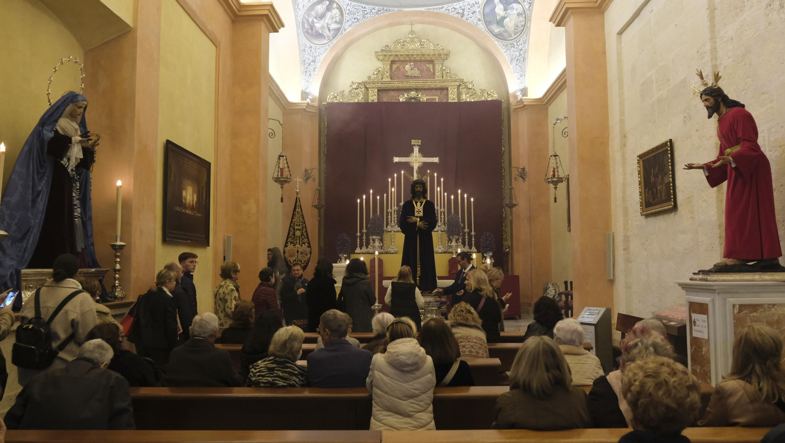 Imágenes del multitudinario besapiés del Cristo de Medinaceli en la Catedral de Almería