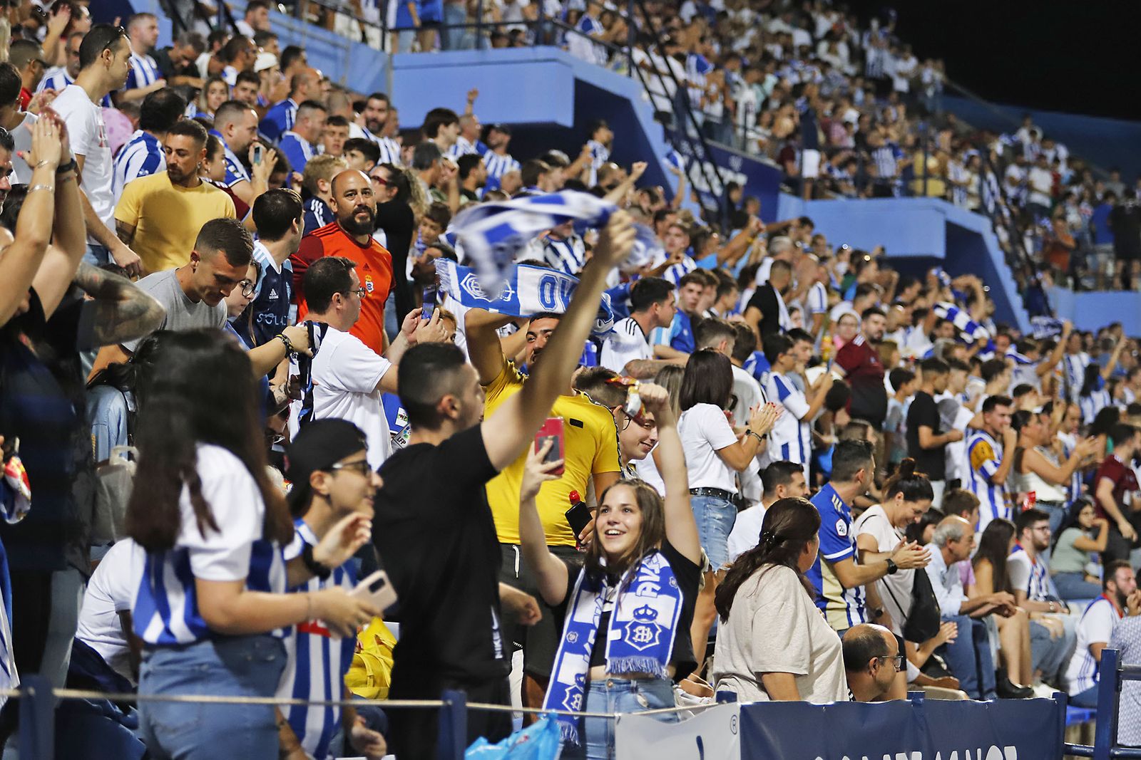 Ambiente en las gradas del Nuevo Colombino en el Recreativo de Huelva y Málaga