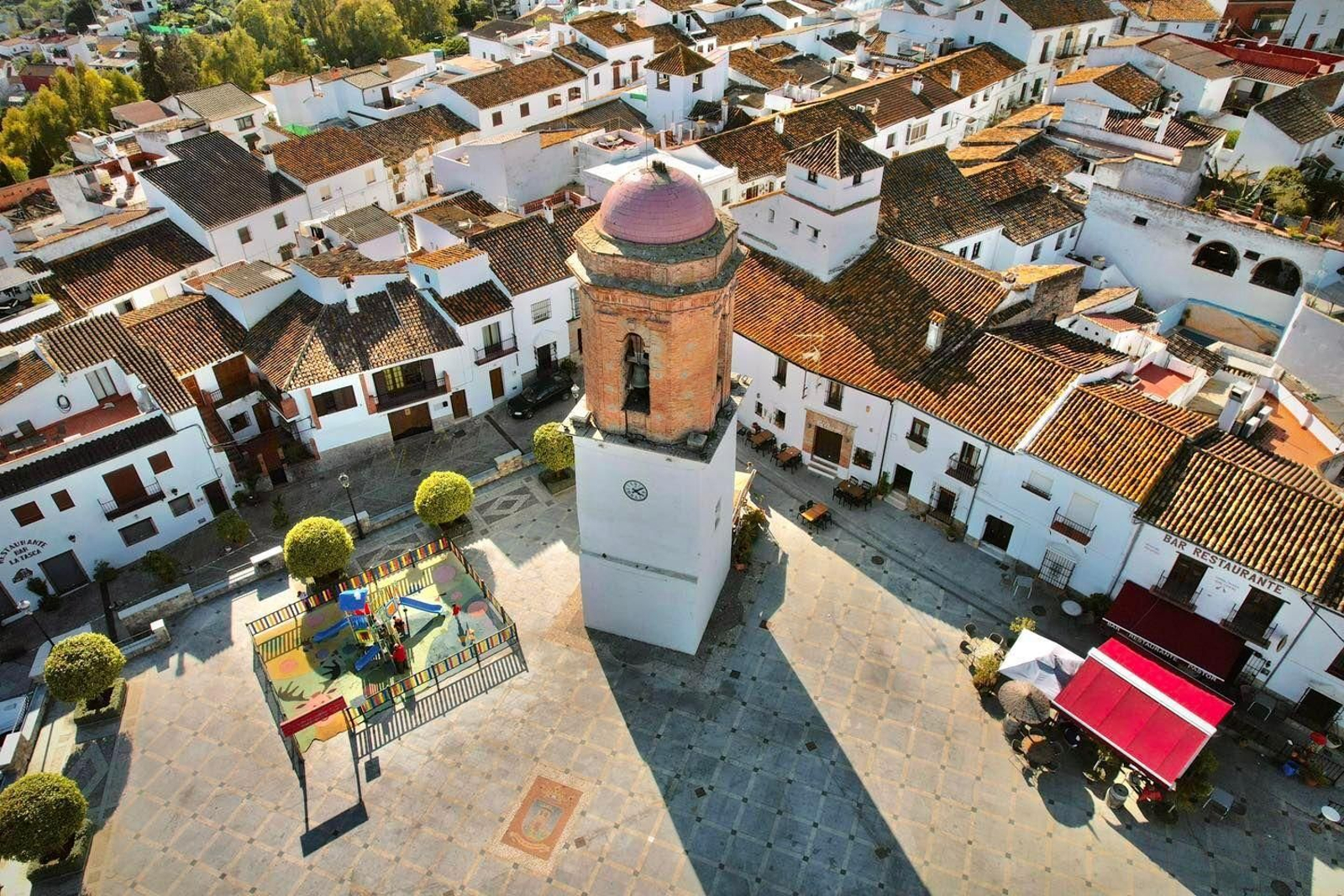 La plaza de la Constitución de Jimena con el bar 'El Paseo' en uno de sus laterales.