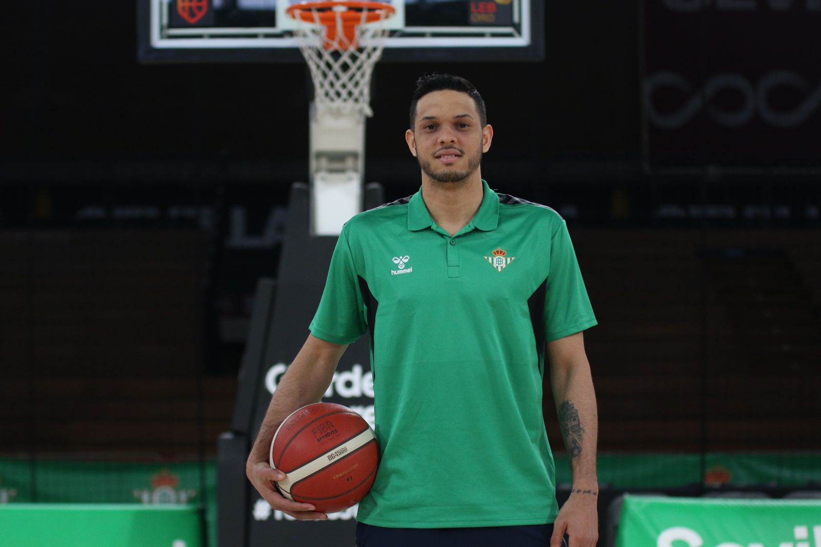 Eddy Polanco posa en el Palacio de los Deportes de San Pablo con la camiseta del Betis Baloncesto.