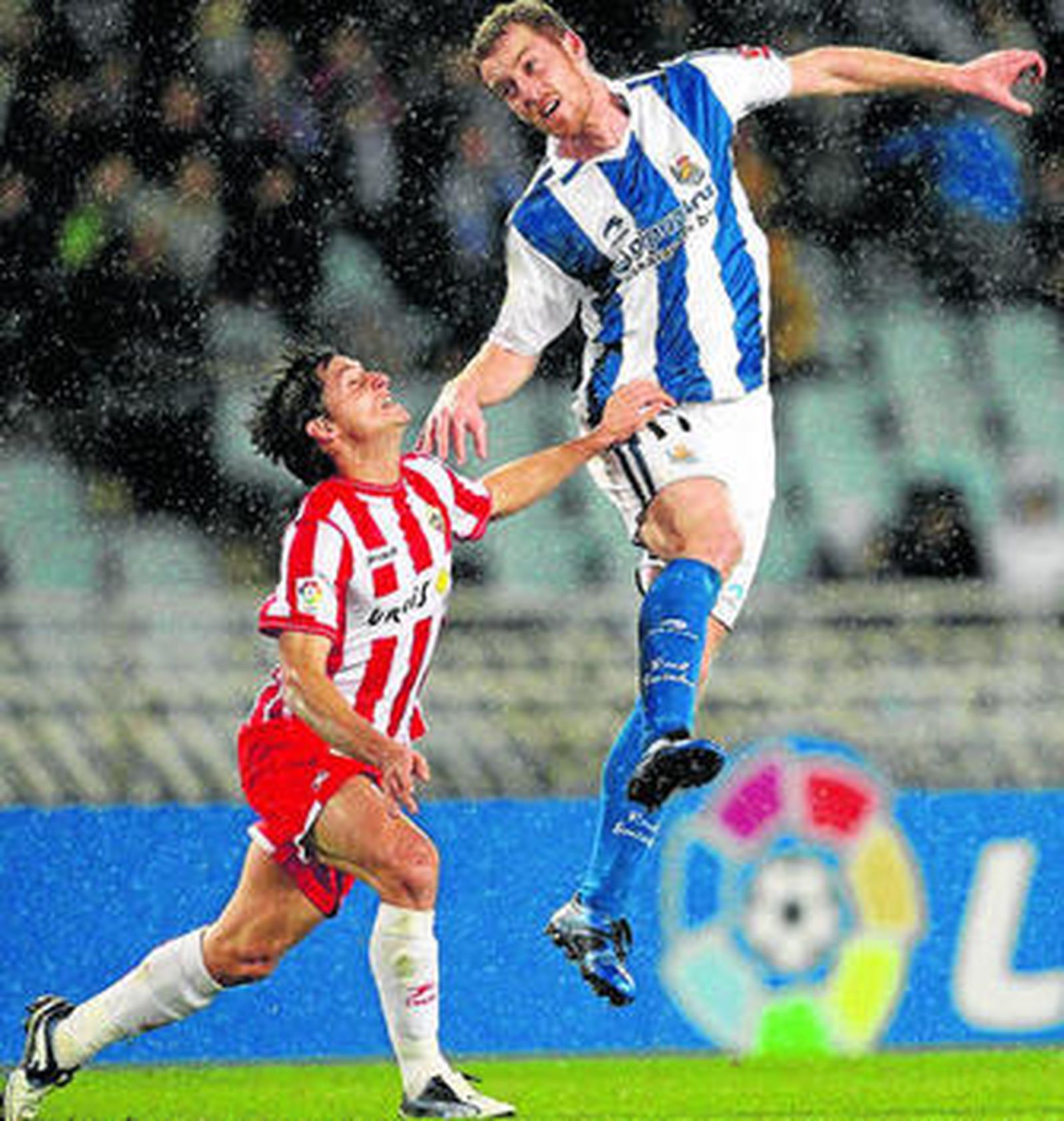 Zurutuza y Piatti persiguen un balón aéreo.