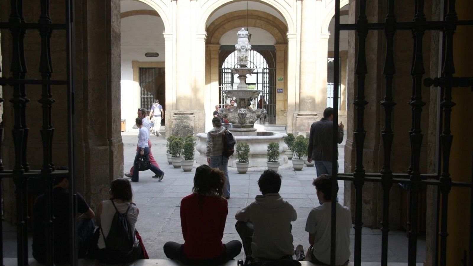 Uno de los patios del Rectorado de la Universidad de Sevilla.