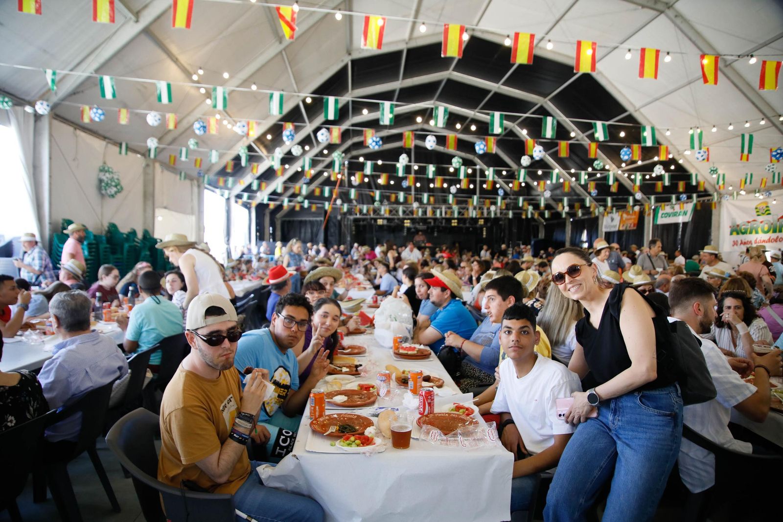 La Caseta Municipal se ha llenado de personas llegadas desde distintos puntos de la provincia.