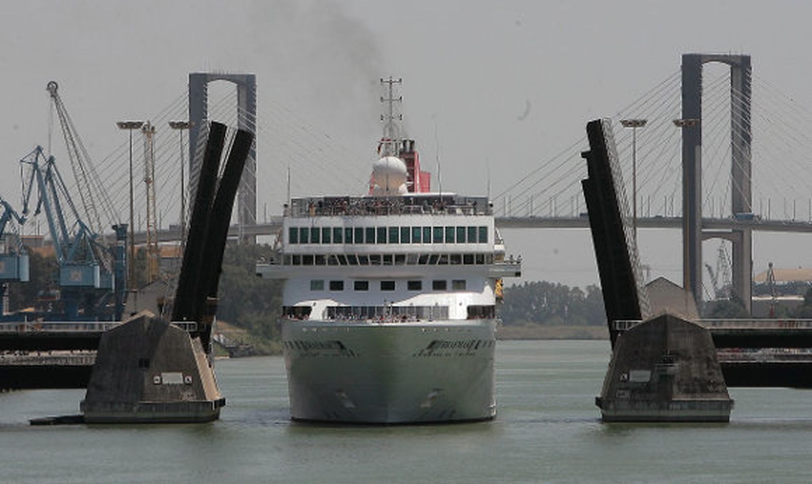 El 'Braemar' atraca siendo la embaración de mayor tamaño en acceder a Sevilla