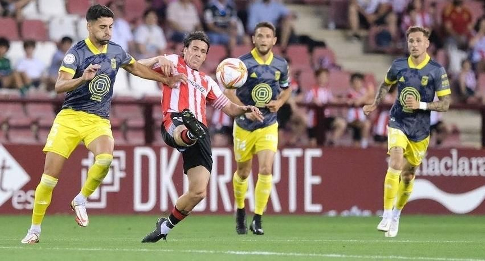 Iker Guarrotxena, durante un partido con el UD Logroñés de esta temporada. Iker Guarrotxena, durante un partido con el UD Logroñés de esta temporada.