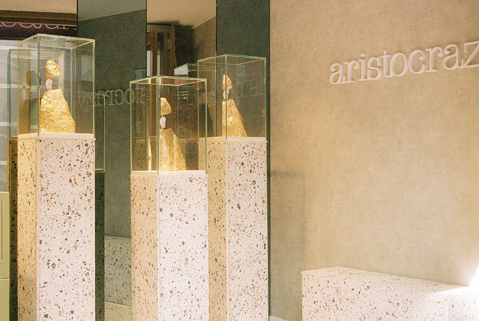 El Aristocrazy piercing truck llega a Sevilla con las creaciones más vanguardistas para tus orejas..