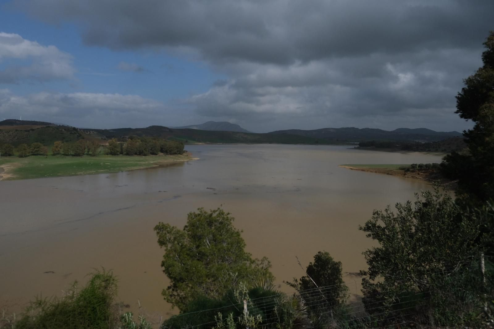 El pantano de Conde del Guadalhorce, este lunes, agitado por los aportes.
