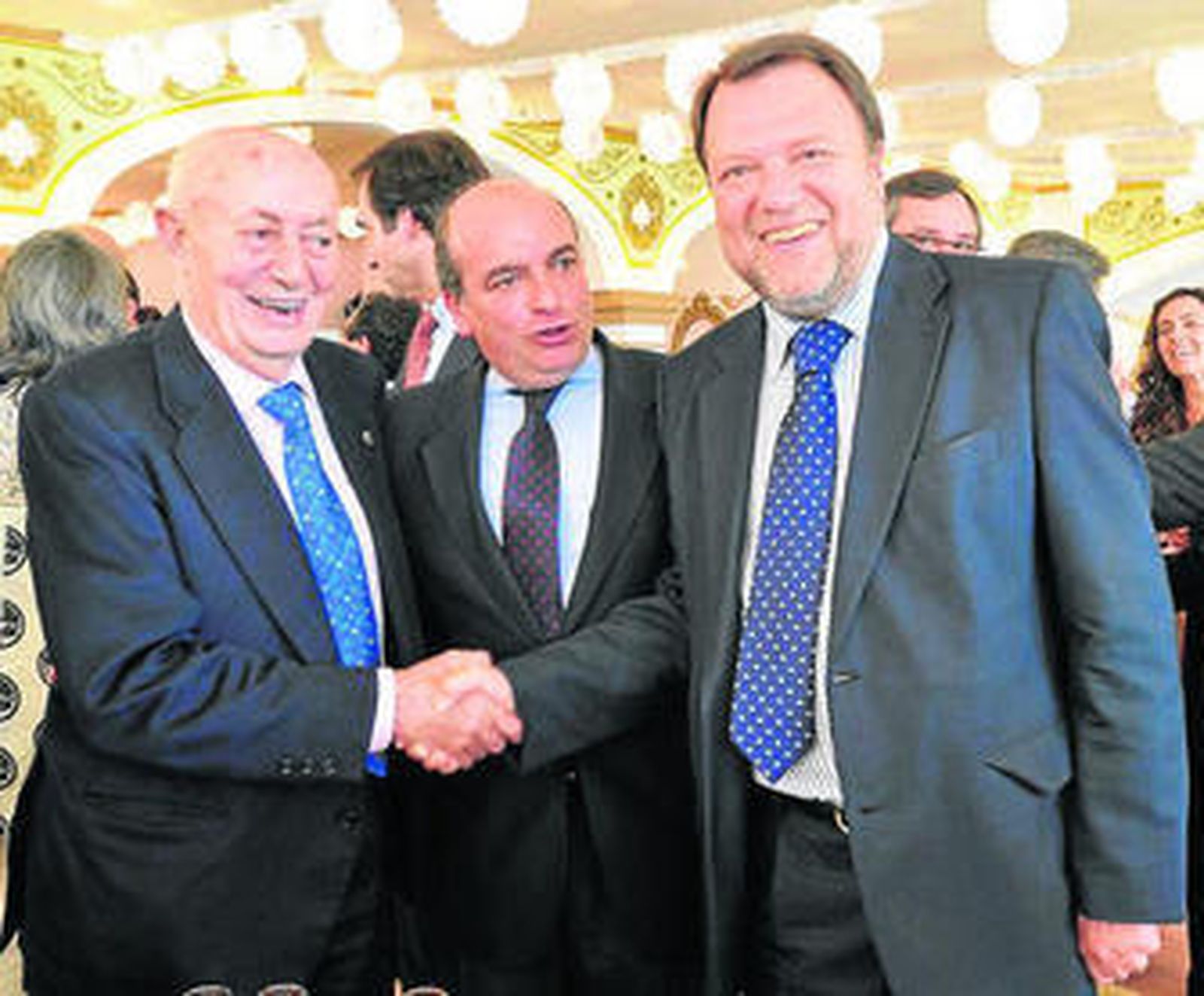 El alcalde, Alfredo Sánchez Monteseirín, saluda al famoso hostelero Lucio, en presencia de Luis Miguel Martín Rubio.