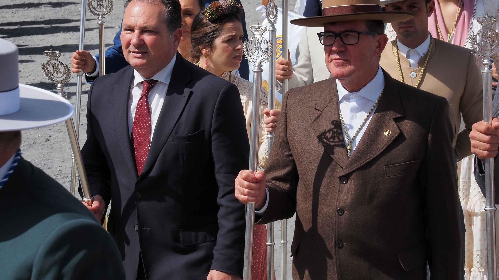 El presidente de la Diputación de Huelva (i) y el alcalde de Puebla de Guzmán, durante la procesión