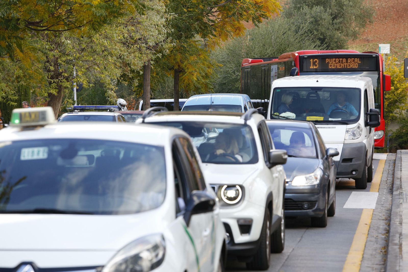 El Día de los Santos en el cementerio de Granadad, en imágenes