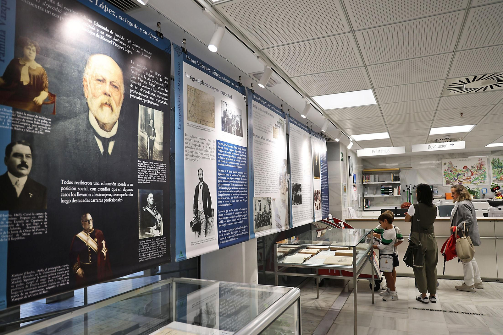 Exposición sobre Vázquez López en el vestíbulo de la Biblioteca