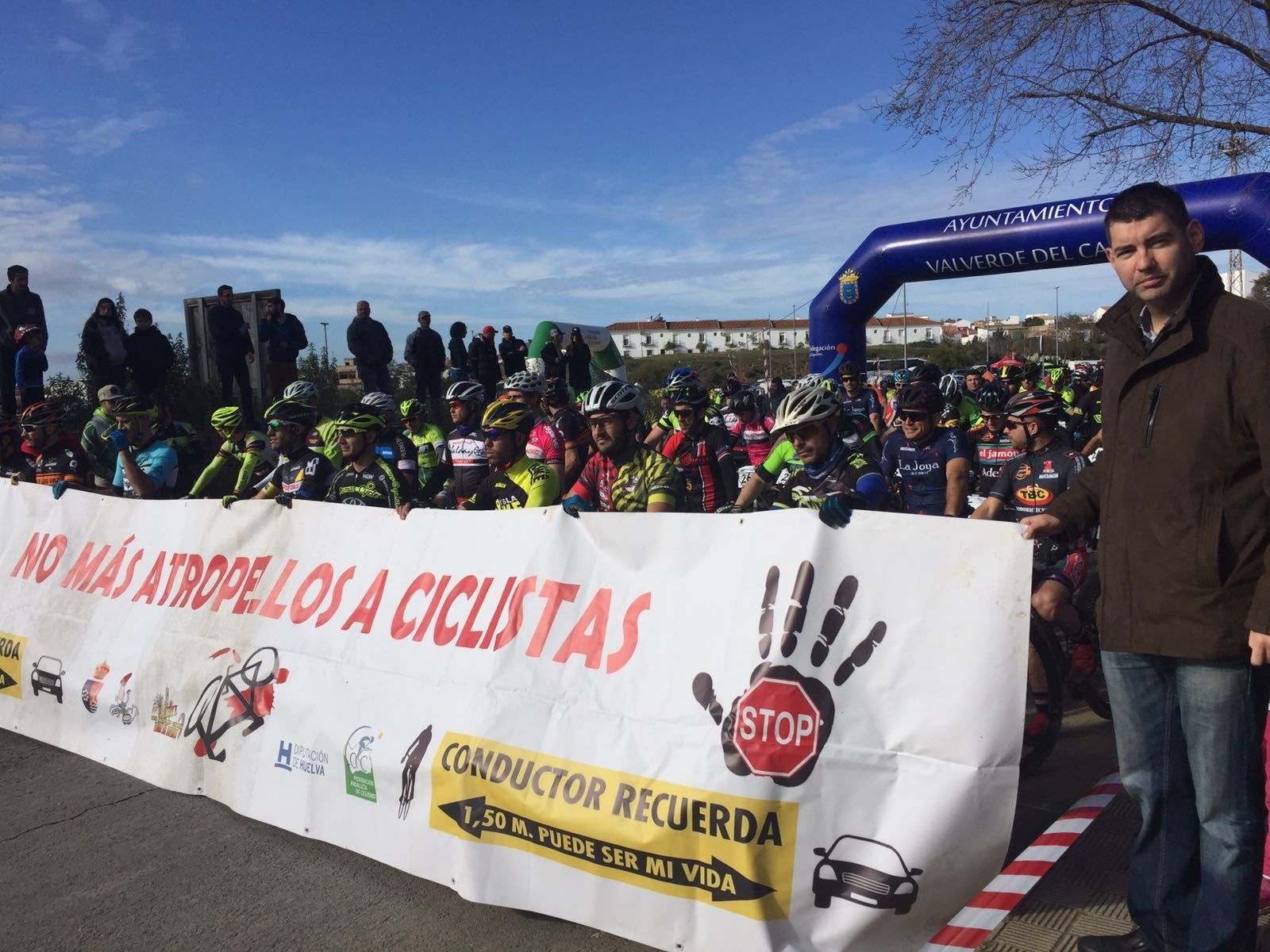 El alcalde de Valverde, Manuel Cayela, y los participantes.