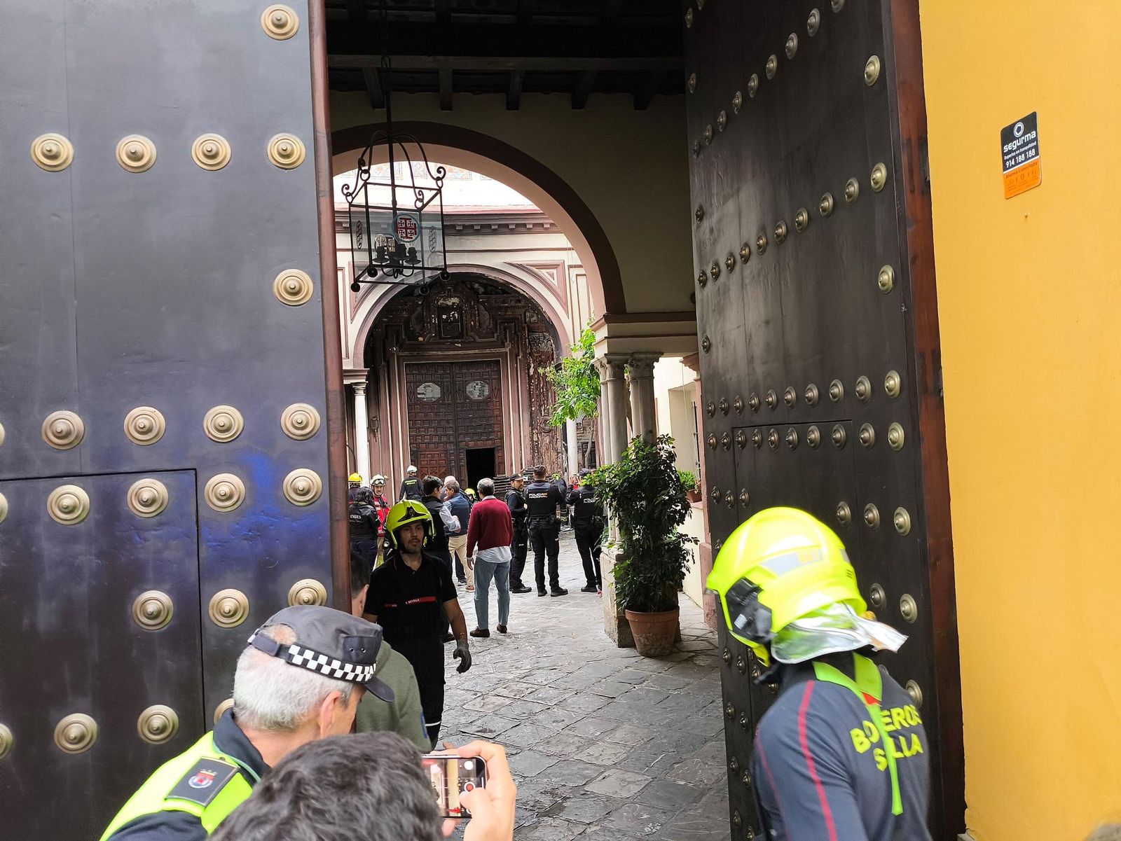 Fotos del incendo en la iglesia de San Antonio Abad, sede de la hermandad del Silencio