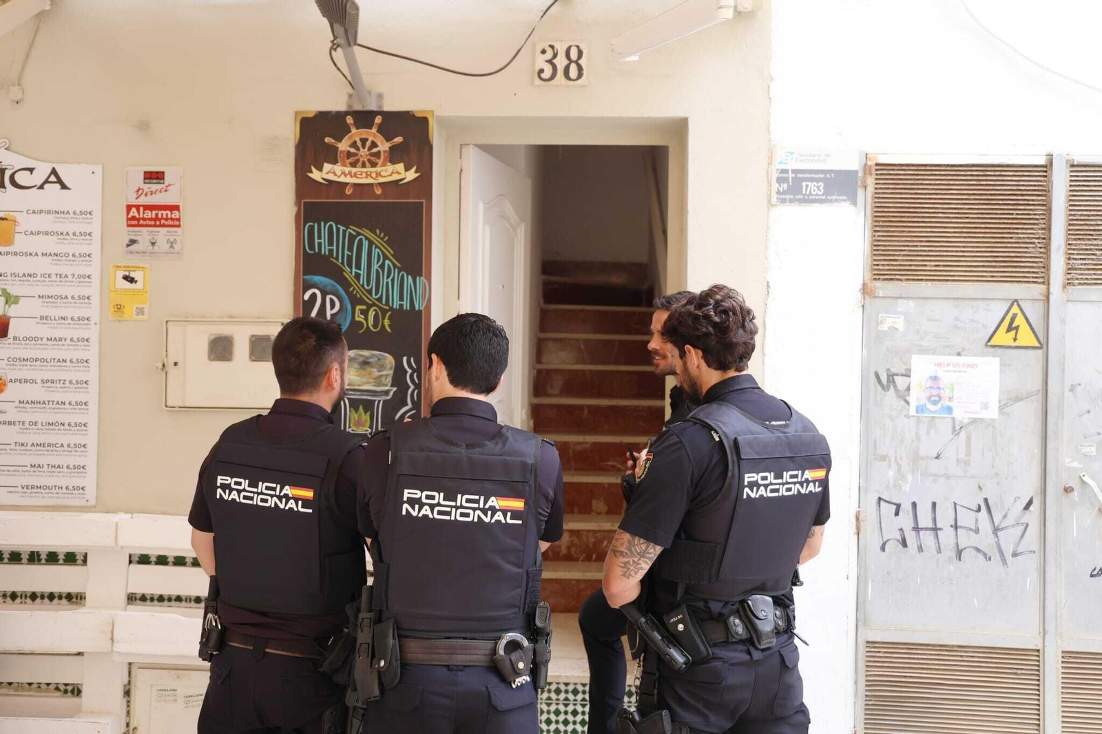 Policías nacionales junto a la vivienda en la que ocurrieron los hechos en Málaga Policías nacionales junto a la vivienda en la que ocurrieron los hechos en Málaga