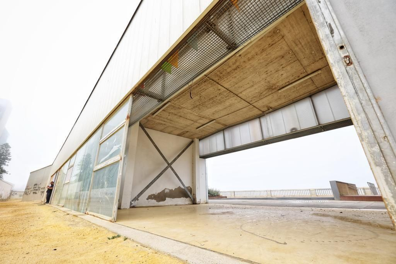Imágenes del abandono de la pérgola del parque Genovés de Cádiz