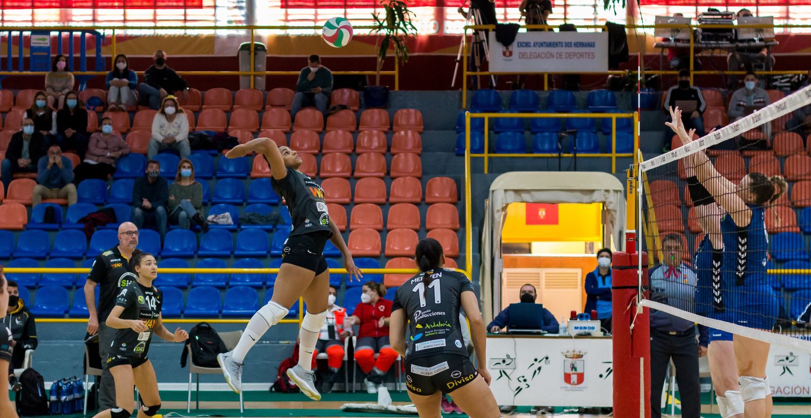 Una acción de ataque del Cajasol Voley.