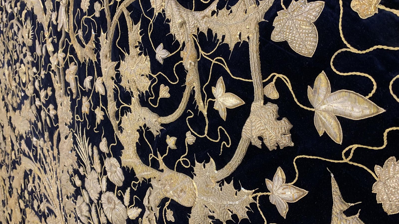 Detalle del manto de la Virgen de la Paciencia, antes del Calvario