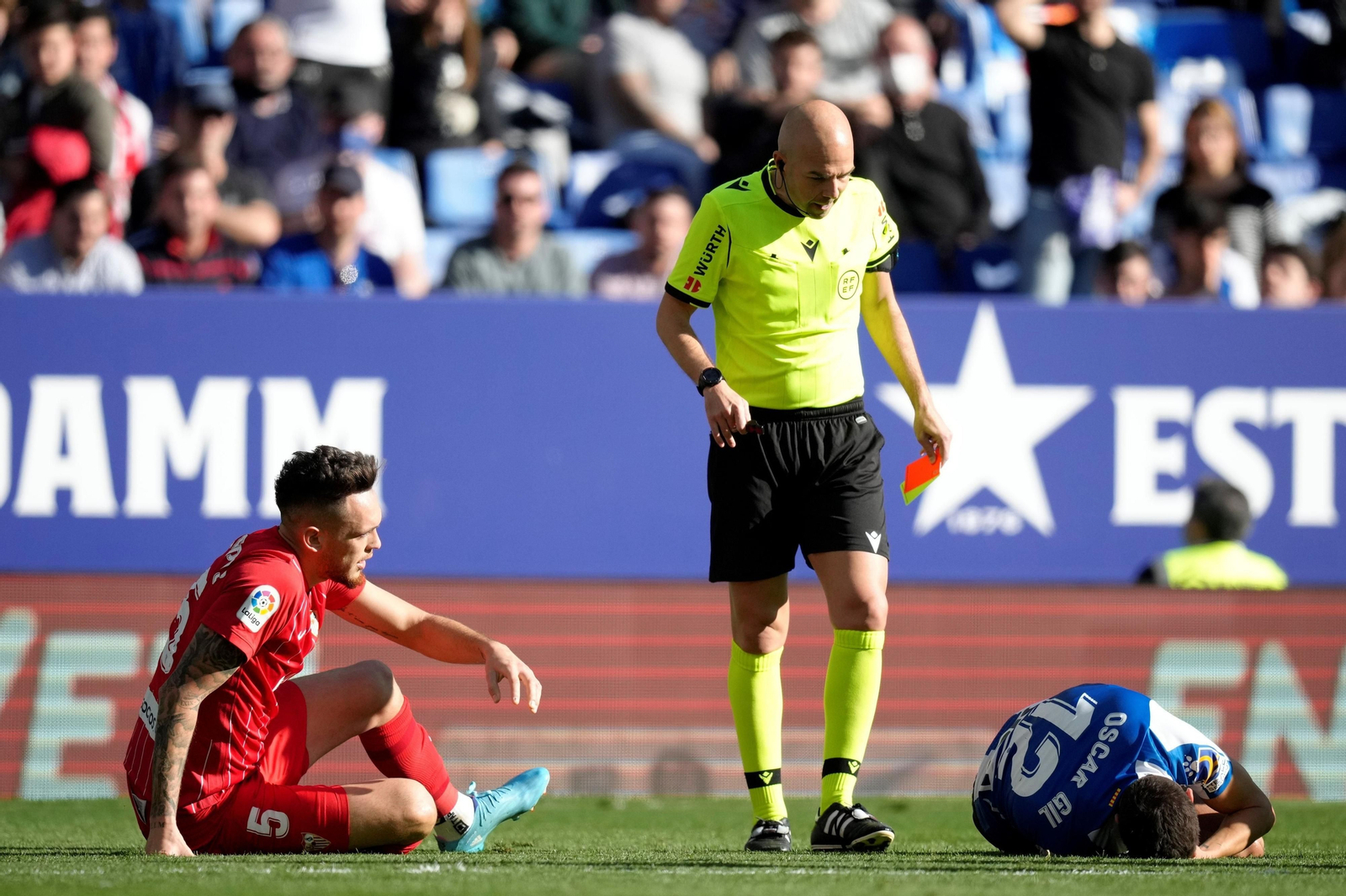 González Fuertes se interesa por Óscar Gil antes de mostrar la amarilla a Ocampos.
