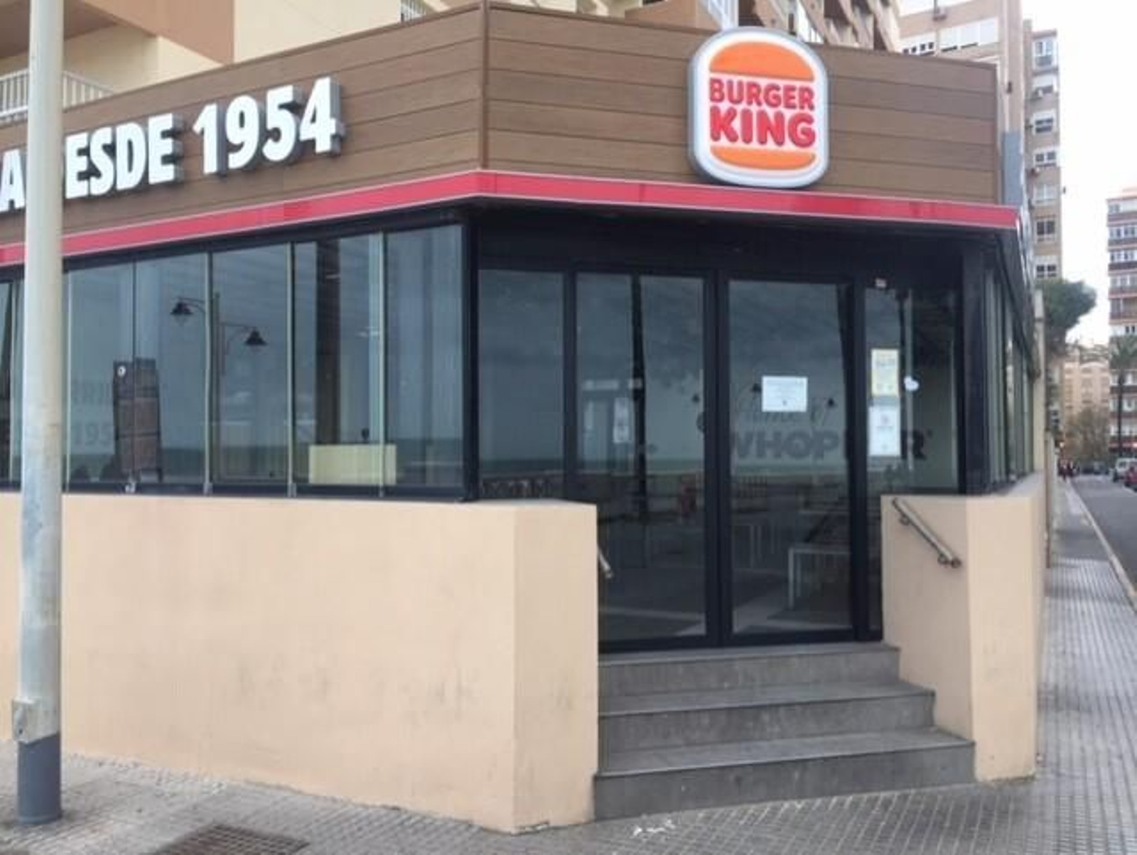 Imagen del Burger King del Paseo Marítimo de Cádiz este domingo cerrado.