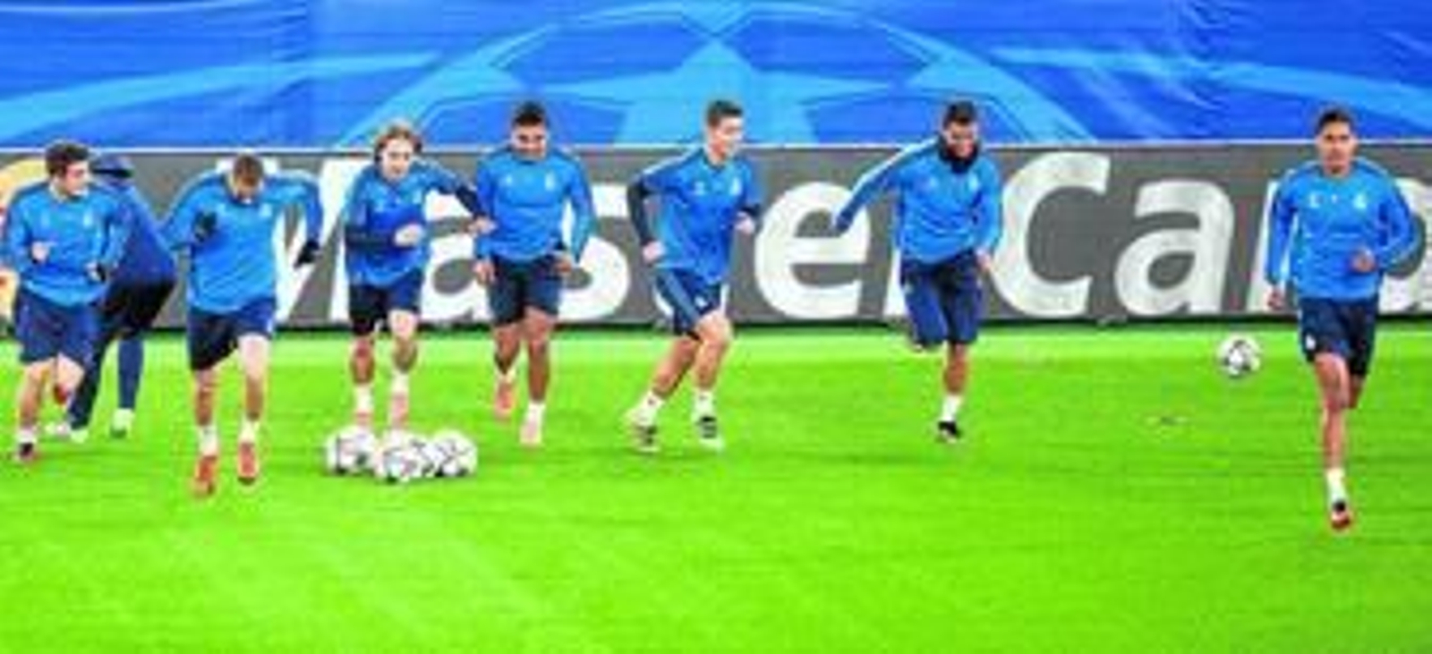Kovacic, Benzema, Modric, Casemiro, James, Cristiano y Varane, ayer en el Estadio Olímpico de Roma.